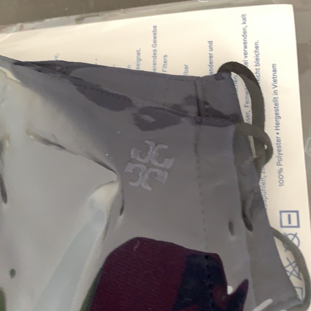 ❤️ Tory Burch Face Mask - Picture 2 of 3